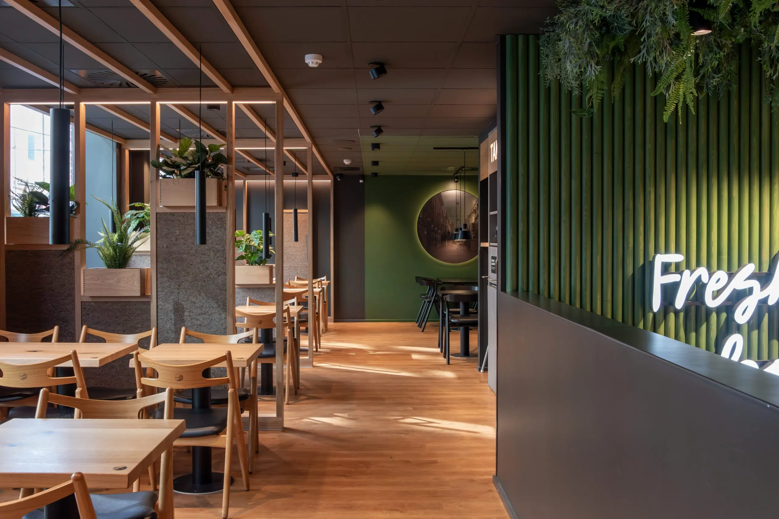 Sunset Boulevard restaurant lighting